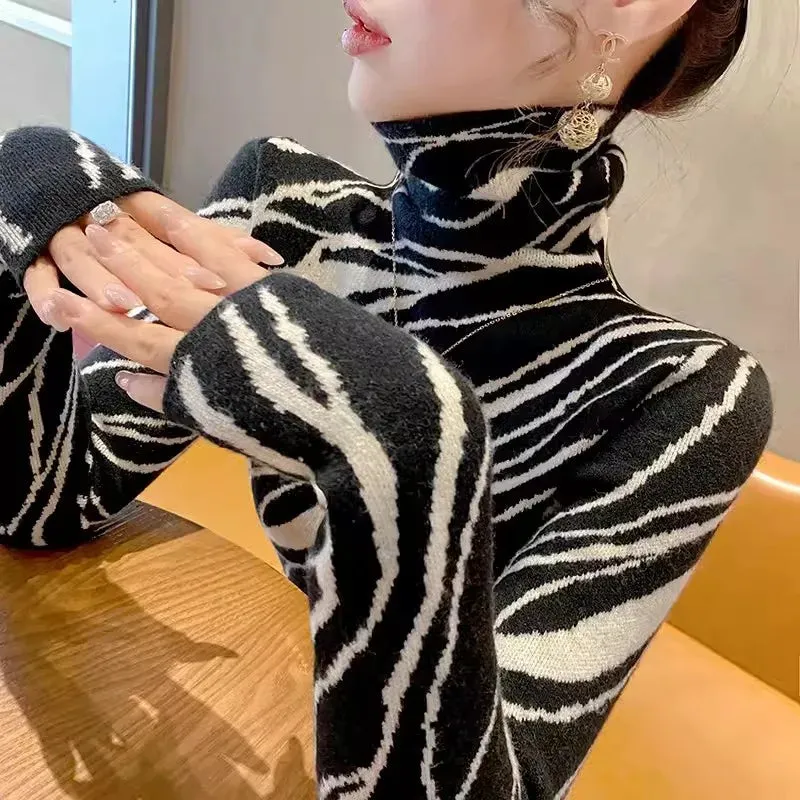 Raffin - Patterned Elegance Turtleneck