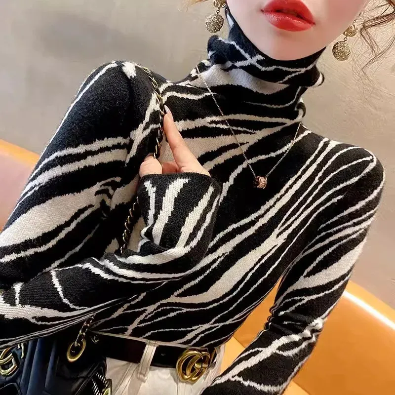 Raffin - Patterned Elegance Turtleneck